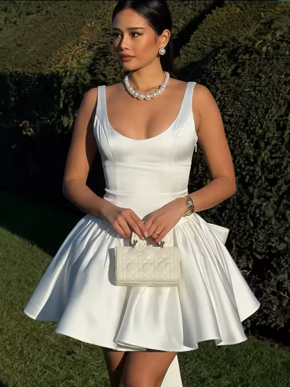 🤍 Élégance Éthérée : La Robe Blanche au Charme Intemporel 🎀